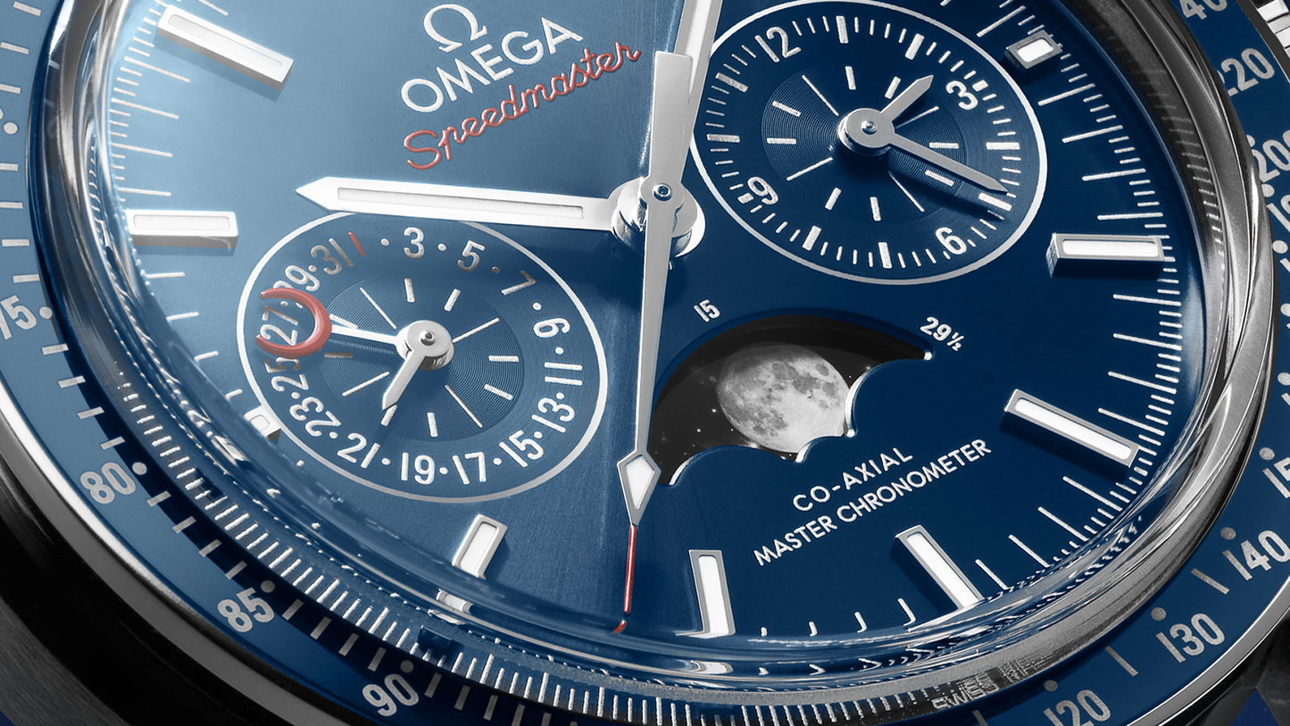 Omega Speedmaster Moonphase 44.25 mm, steel on leather strap